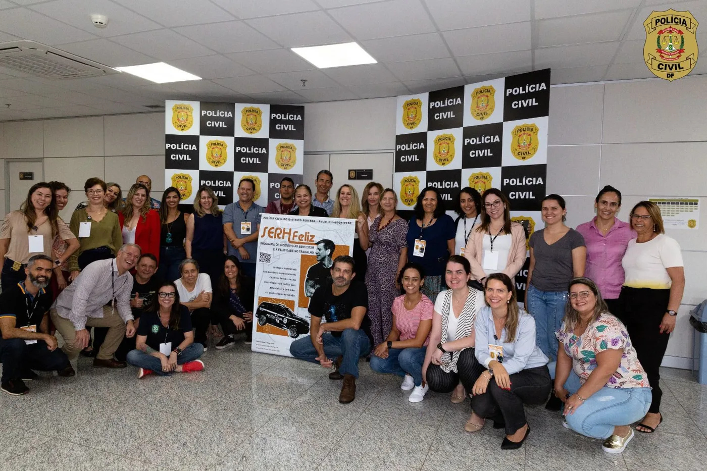Foto de grupo com pôsteres científicos do SERHFeliz