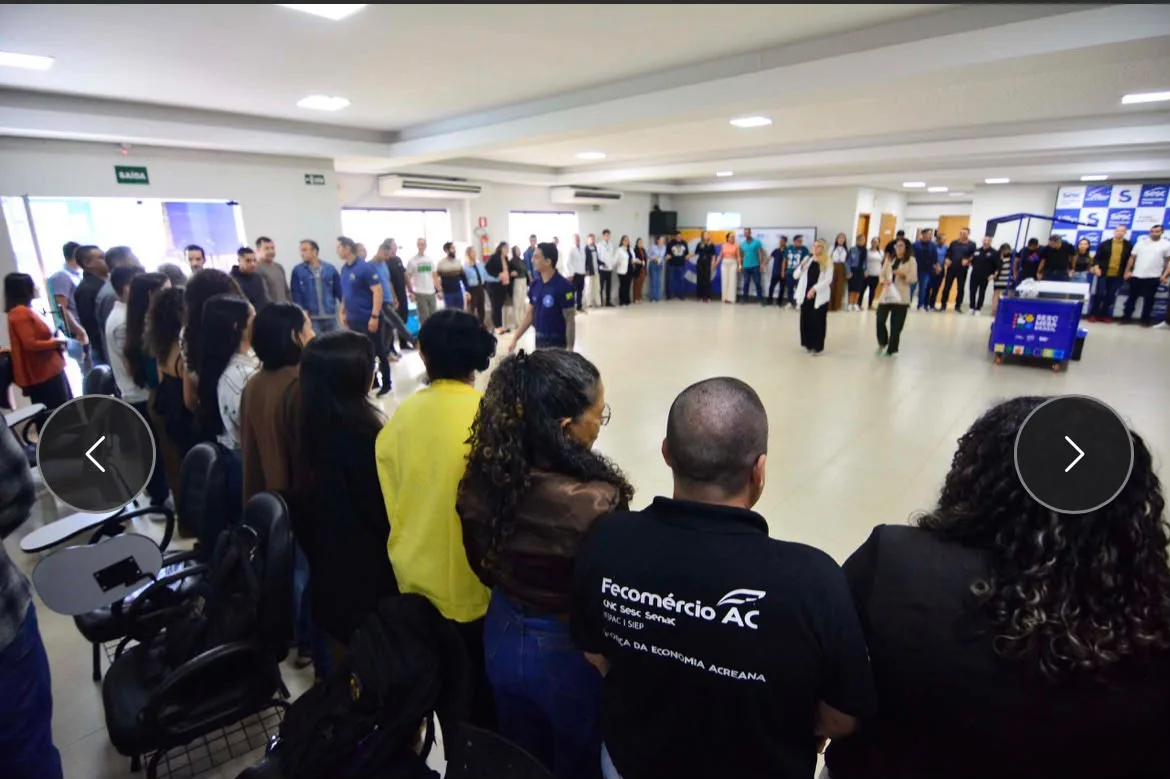 Grande público em evento interno de integração